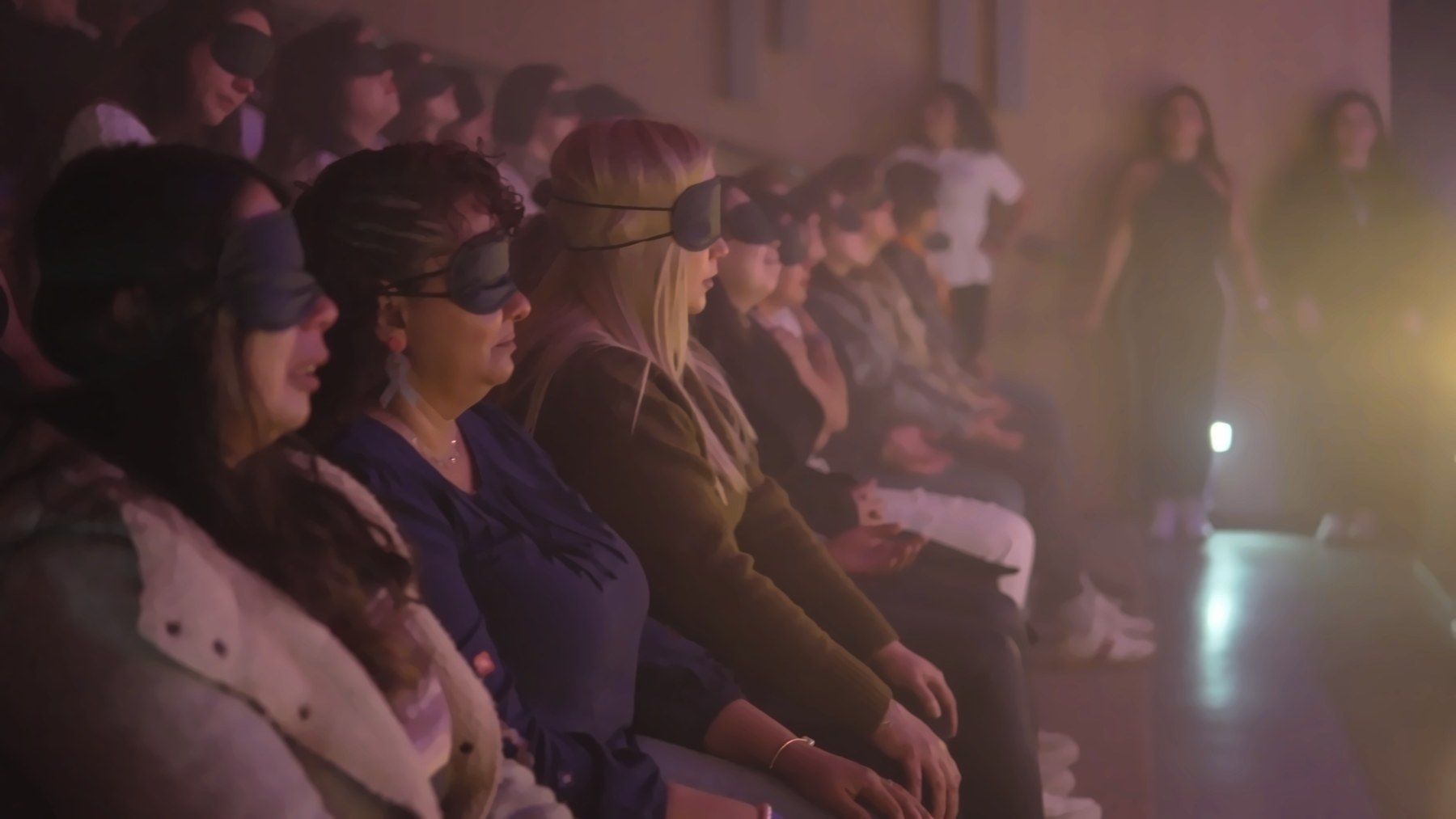 Participantes viviendo una experiencia en la sala