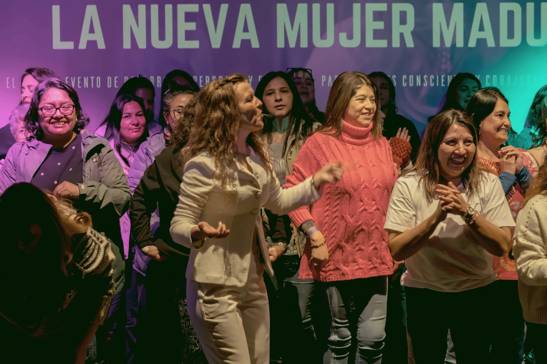 Mujeres celebrando frente al escenario de La Nueva Mujer Madura
