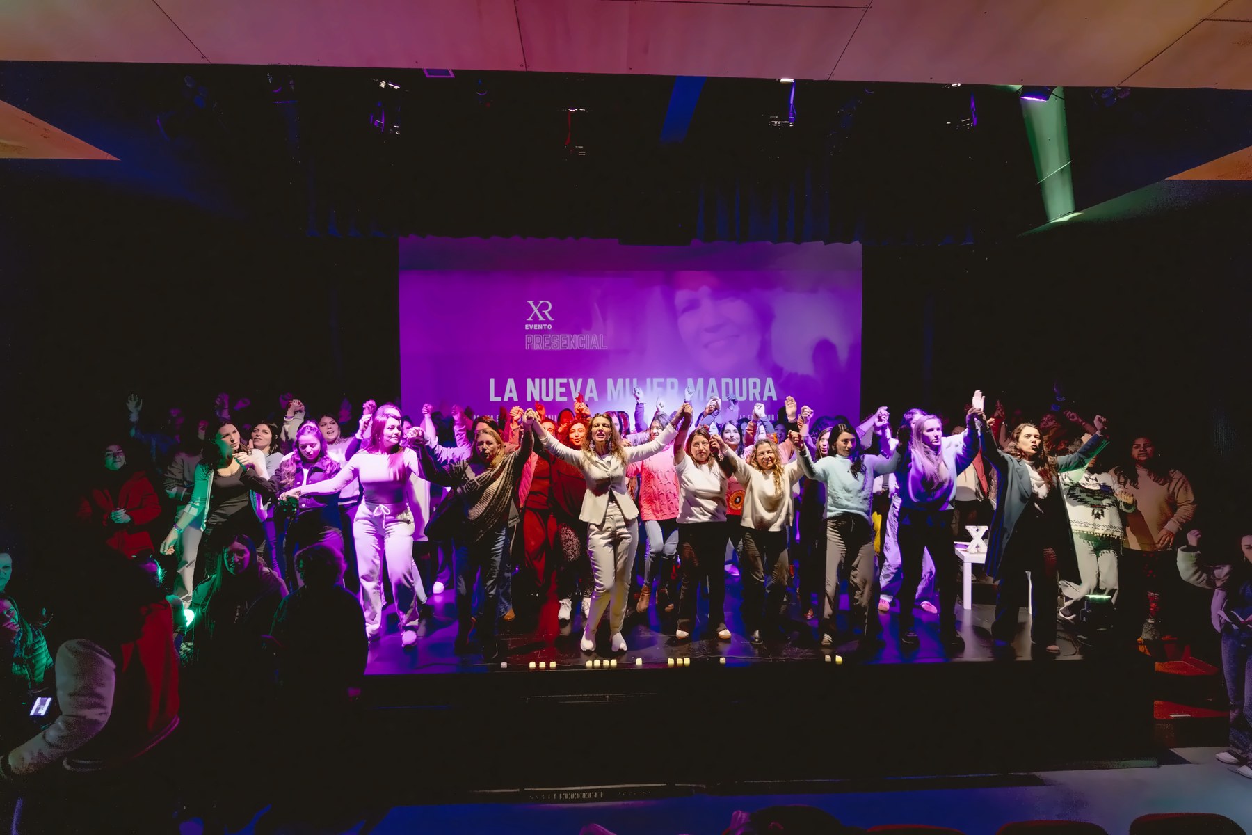 Escenario completo lleno de participantes