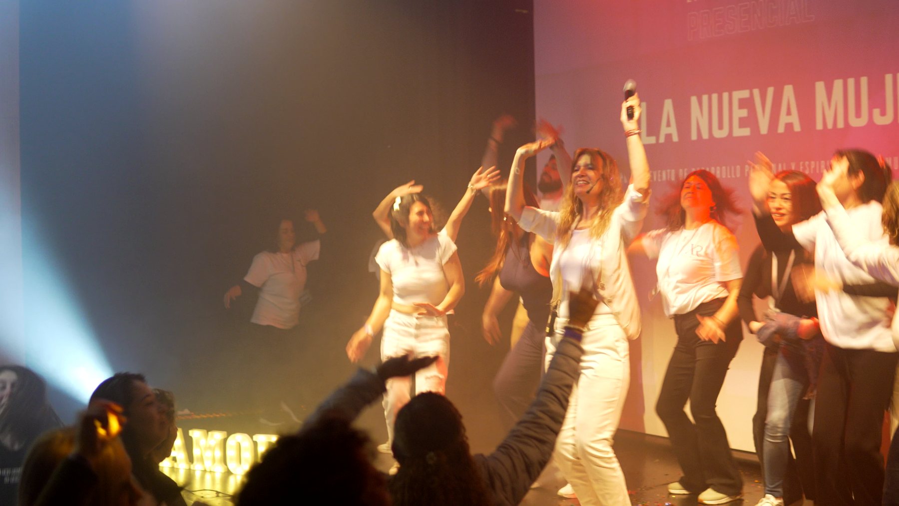 Participantes bailando sobre el escenario
