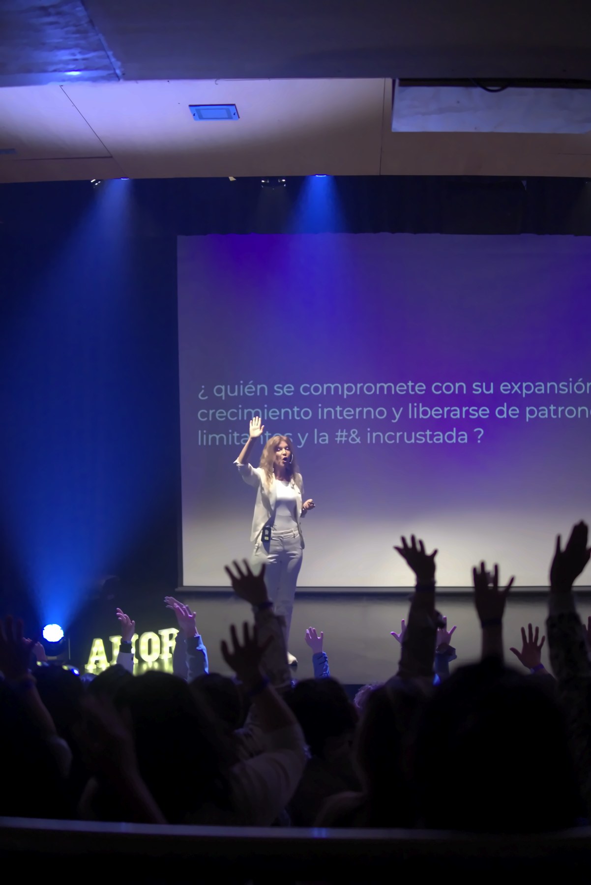 Xime en el escenario con el público levantando las manos