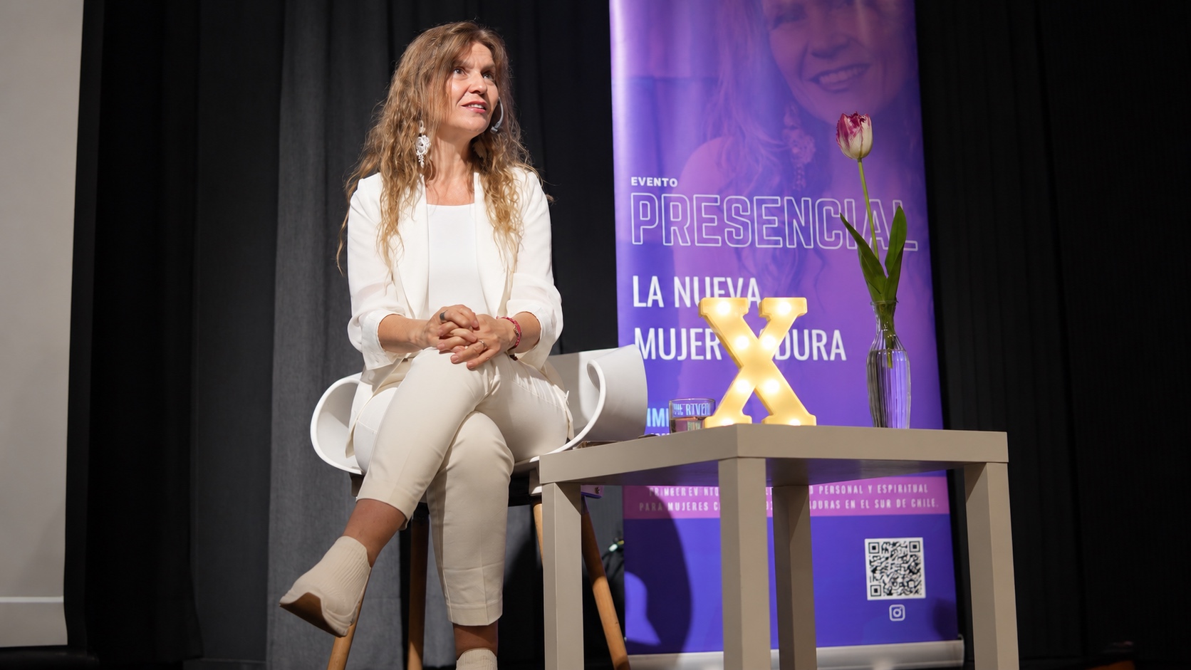 Xime Rivera sentada en la tarima durante un encuentro